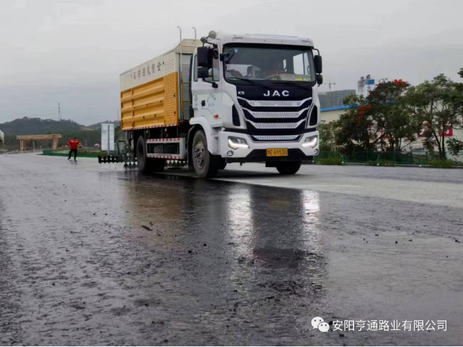 祝賀我司深汕西項目透層、封層試驗段圓 滿成功